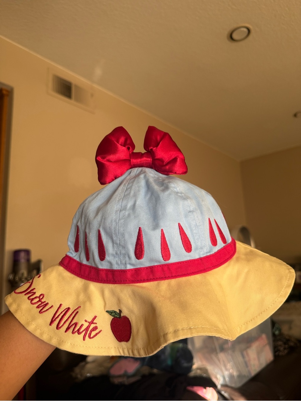 BNWT Shanghai Disneyland Rare Snow White Hat Red Bow Embroidered Apple